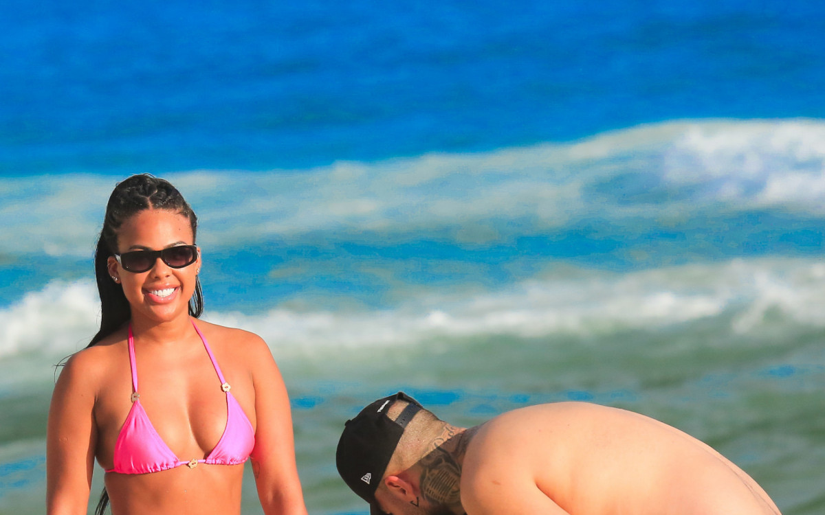 Marvvila exibe as curvas em praia da Zona Oeste