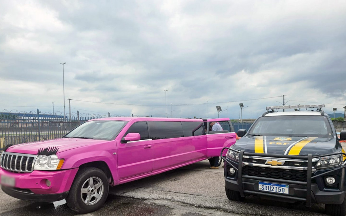 Limousine foi apreendida pela PRF na Rodovia Washington Luiz, a BR-040, em Duque de Caxias