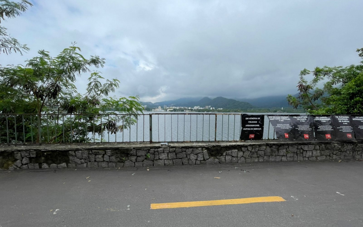 Na manhã de domingo (29), o mural com as fotos de crianças havia sumido