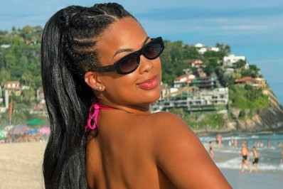 Marvvila esbanja boa forma em praia da Zona Oeste do Rio