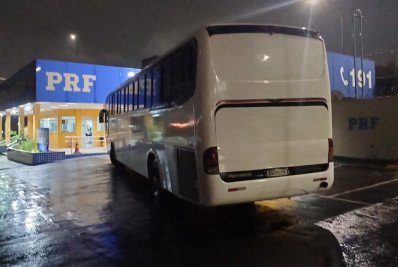 PRF apreende ônibus de condutor que circulava clandestinamente há 30 anos