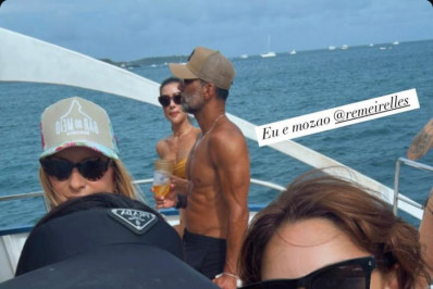 Recém-casada, Isis Valverde passeia de lancha com amigos em lua de mel