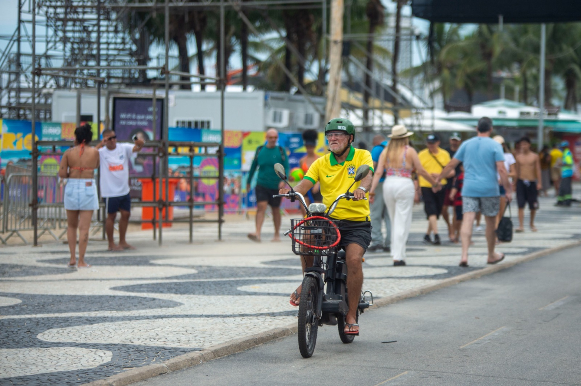 Movimentação em Copacabana no último domingo no ano - Armando Paiva/Agência O Dia