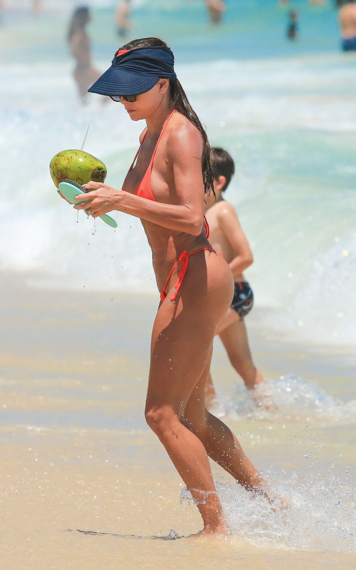 Deborah Secco curte dia de praia na Zona Oeste do Rio