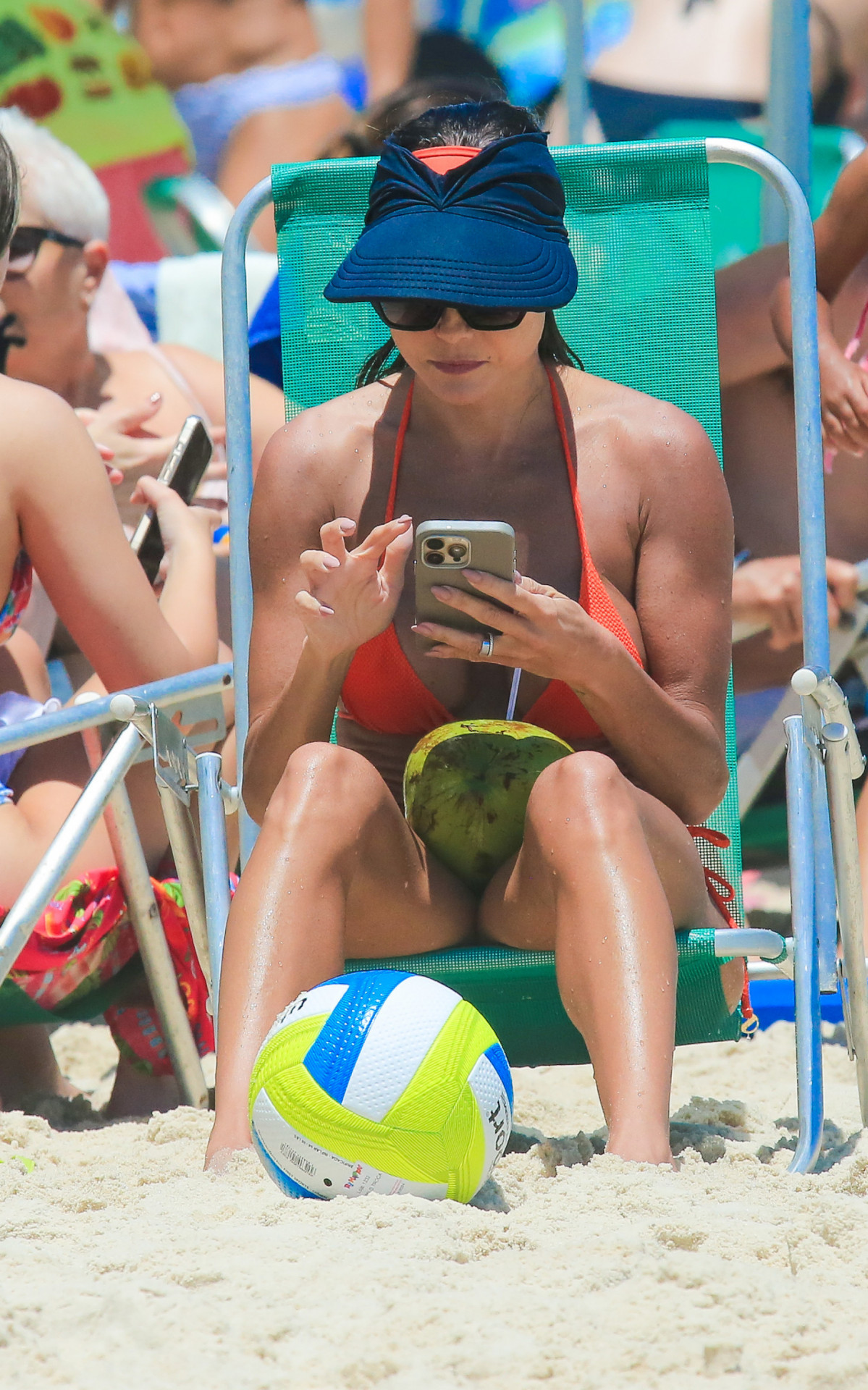Deborah Secco curte dia de praia na Zona Oeste do Rio