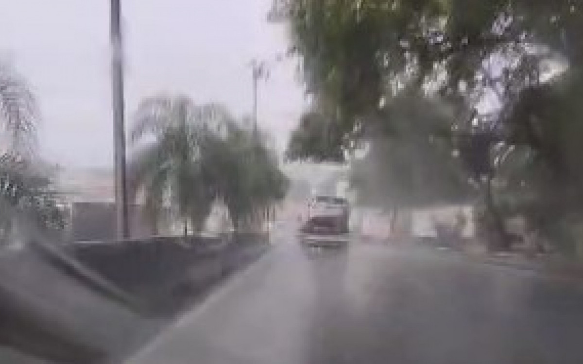 Motoristas que passaram pela Avenida Brasil enfrentaram chuva nesta segunda-feira (30)