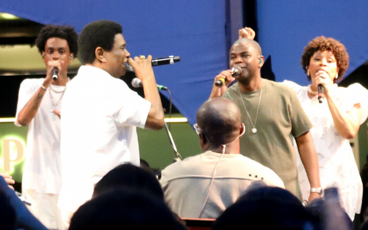 Neguinho da Beija-Flor canta com Pretinho da Serrinha