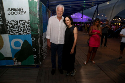 Pedro Bial curte noite de samba com a mulher no Rio