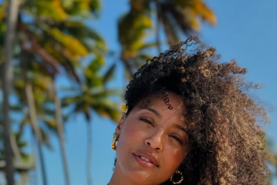 Sheron Menezzes posa de biquíni em dia de praia na Bahia 