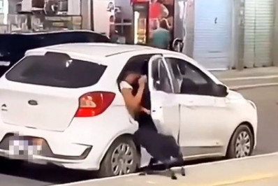 Vídeo flagra momento em que mulheres abandonam cachorro em praça de Queimados