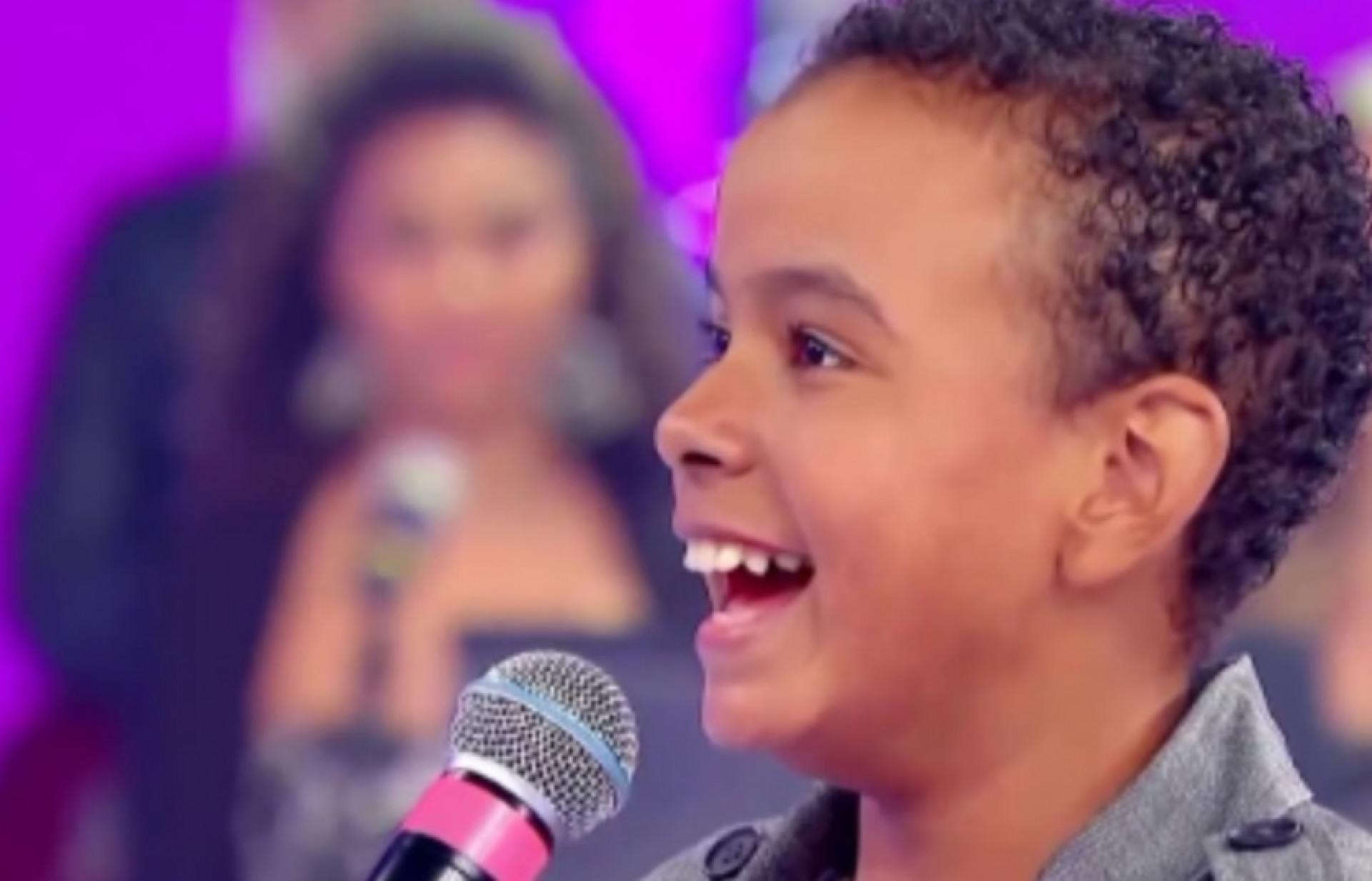 Ainda criança, no palco no programa Raul Gil - Foto: Reprodução