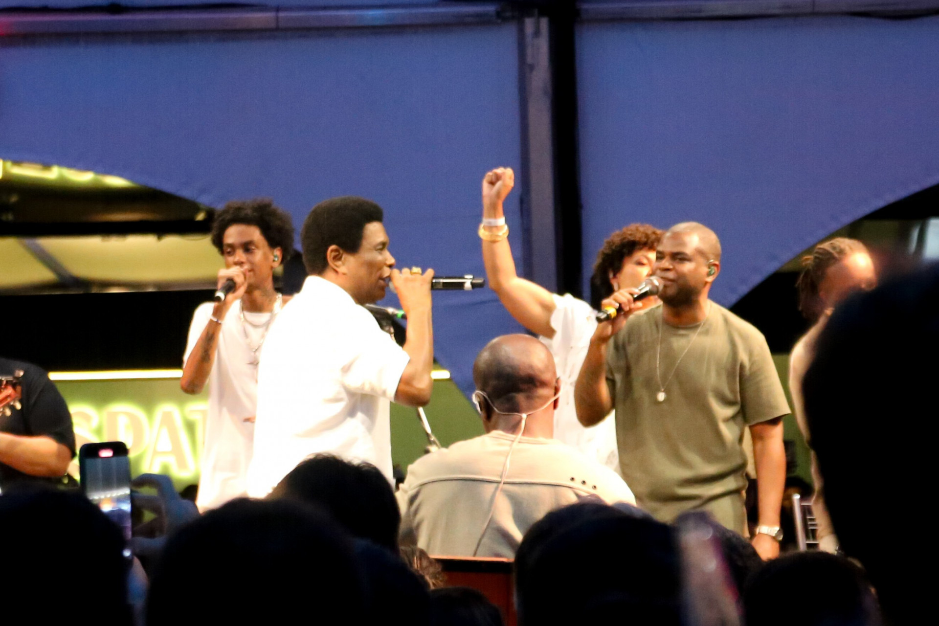 Neguinho da Beija-Flor canta com Pretinho da Serrinha - Julio Cesar / Agnews