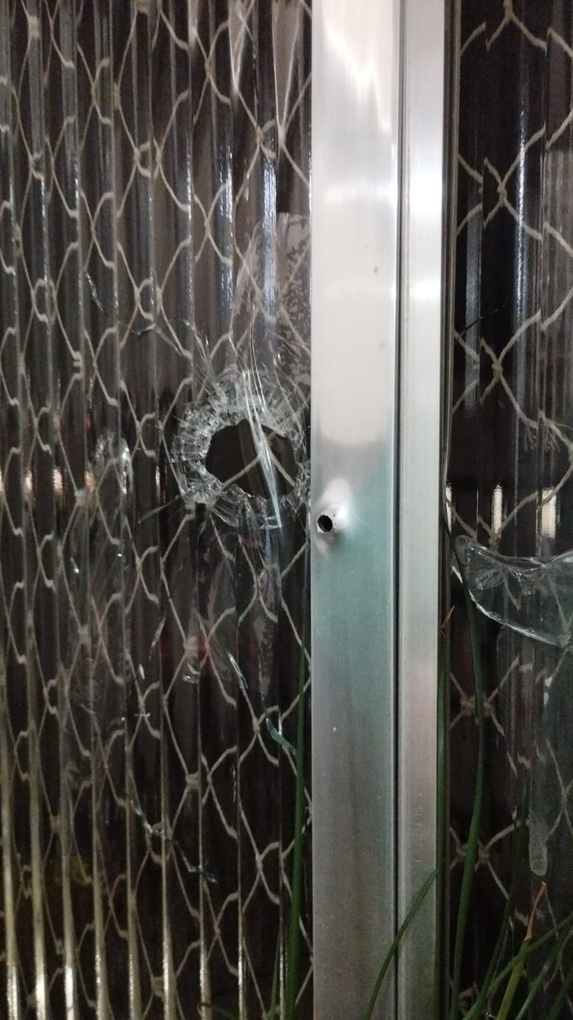 A moradora escutou os estilhaços de vidro no momento dos confrontos deste domingo (29) - Divulgação / Arquivo pessoal