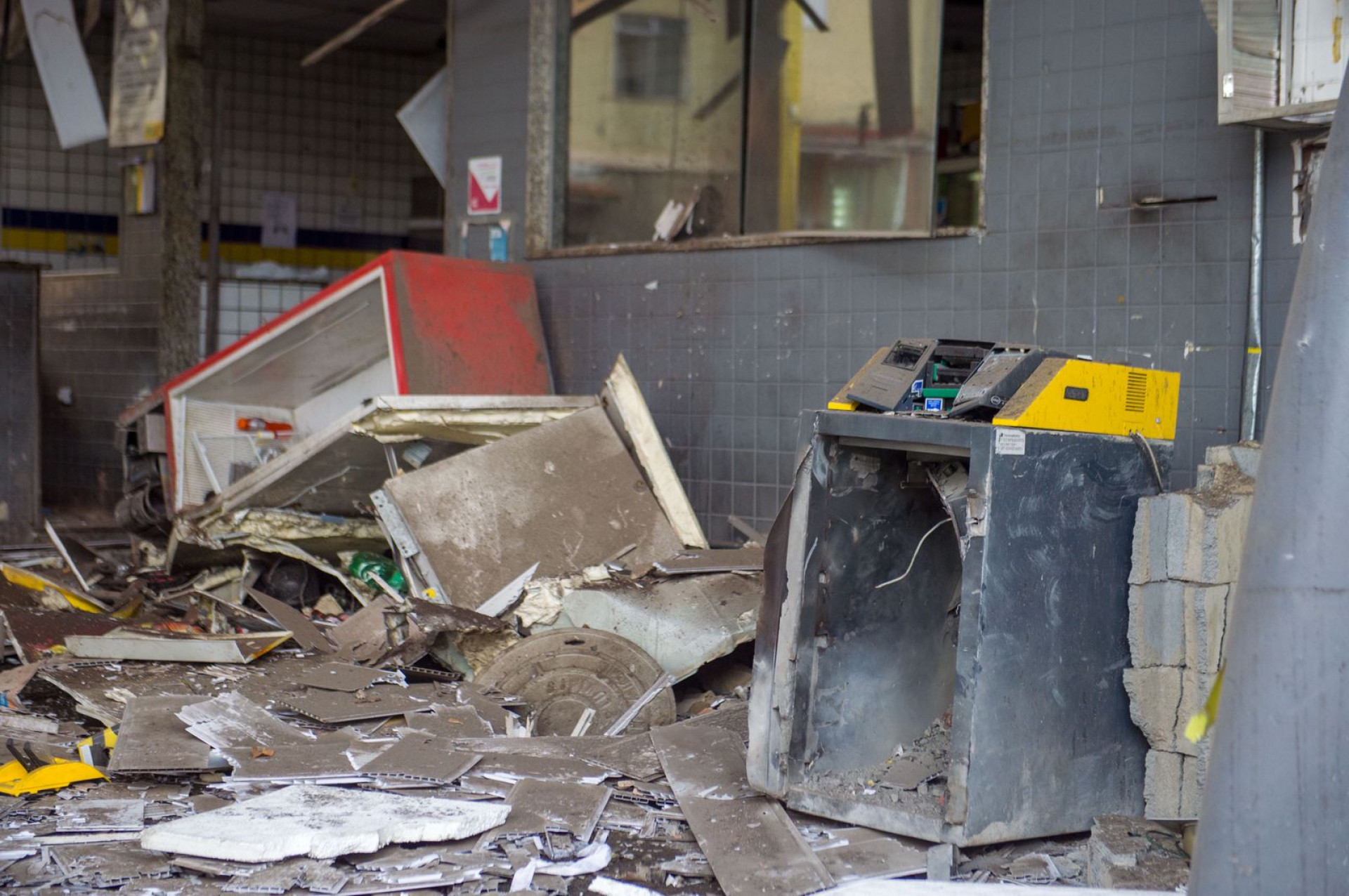Bandidos explodiram cofre de posto de combustíveis, na madrugada desta segunda-feira (30), na Avenida Dom Helder Câmara - Armando Paiva/Agência O Dia