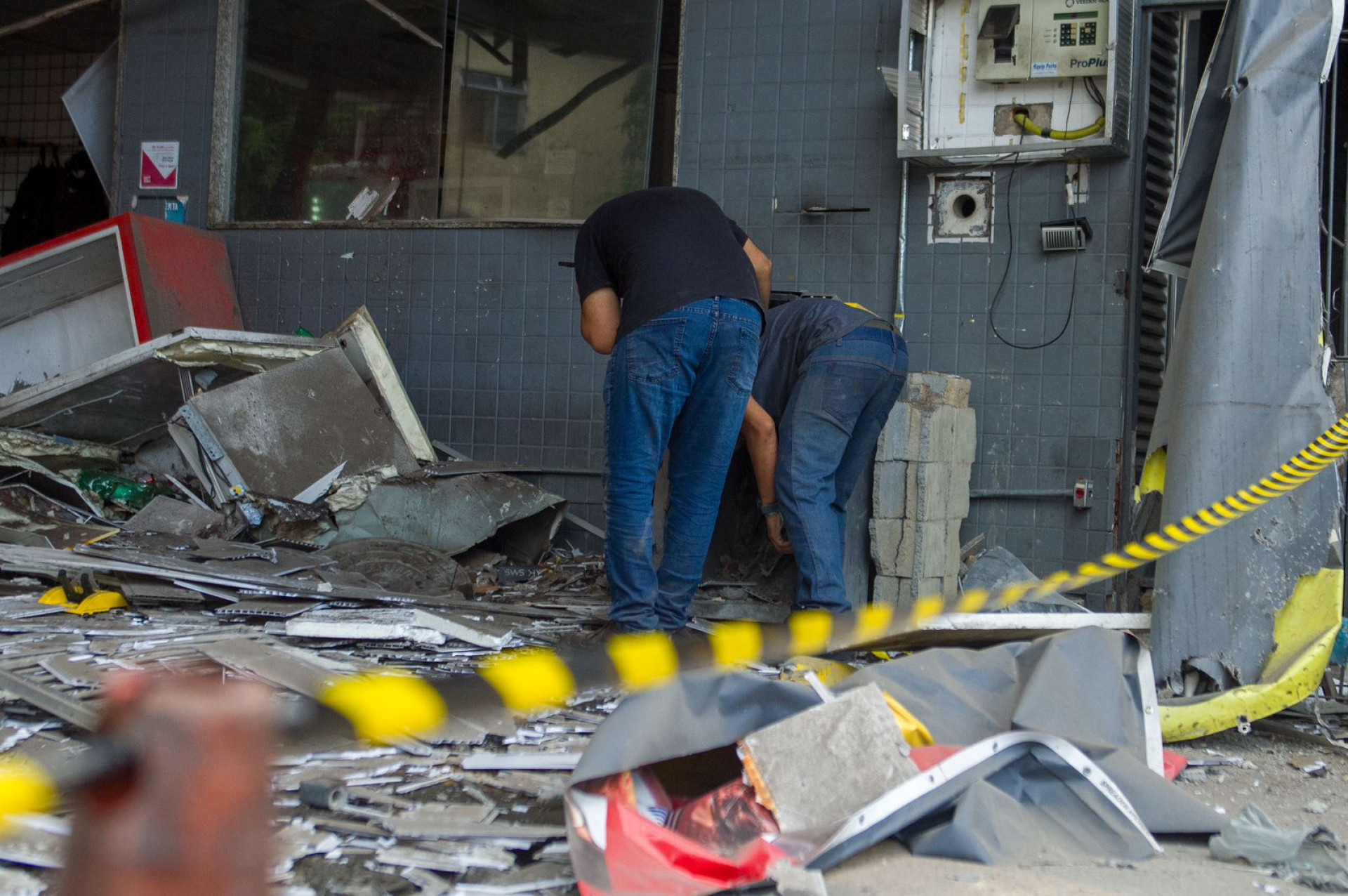 Bandidos explodiram cofre de posto de combustíveis, na madrugada desta segunda-feira (30), na Avenida Dom Helder Câmara - Armando Paiva/Agência O Dia