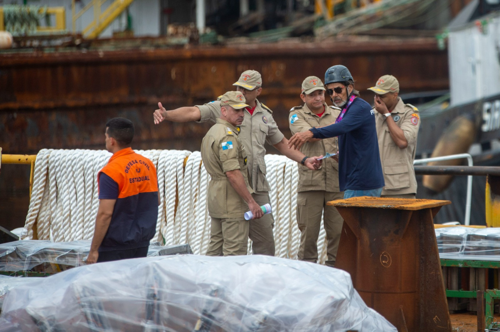 Diversos profissionais estiveram na Ilha do Fundão - Armando Paiva / Agência O Dia