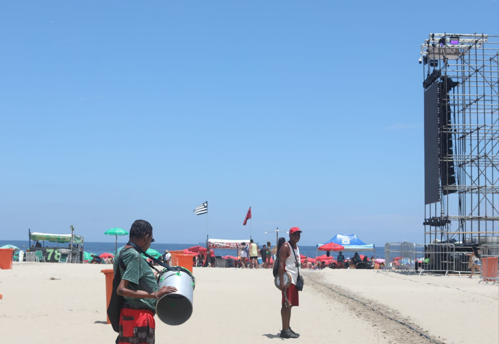 Expectativa para a virada do ano em Copacabana, seja com sol ou chuva - Pedro Teixeira/Agência O Dia