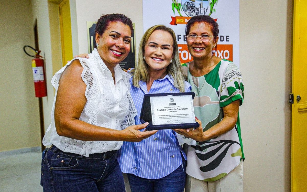 Deputada Daniela do Waguinho (centro) com as filhas da homenageada da escola Maria Ritta, Silvana e Josefa