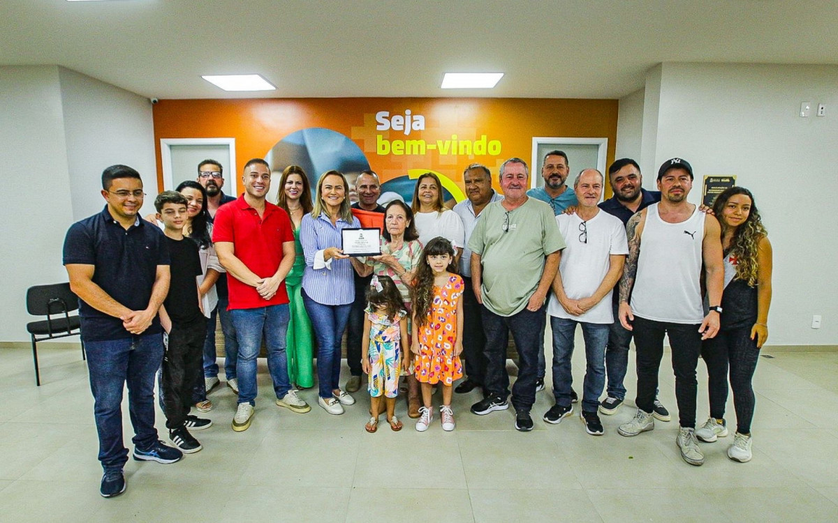 Matheus Carneiro (de vermelho), deputada federal Daniela do Waguinho (camisa listrada), Prefeito Waguinho, com médicos e familiares do homenageado na inauguração da Escola Municipal Maria Ritta dos Santos Silva 