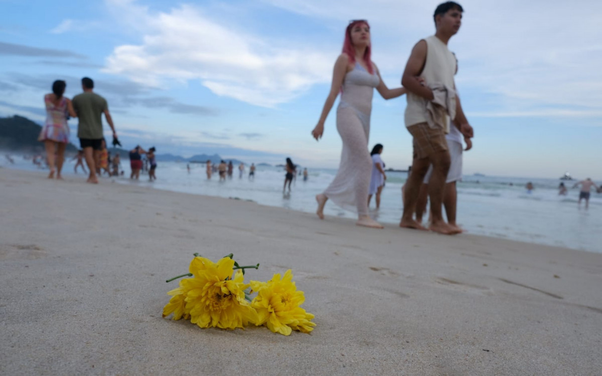 Cariocas e turistas aproveitam a Praia de Copacabana há poucas horas da virada do ano