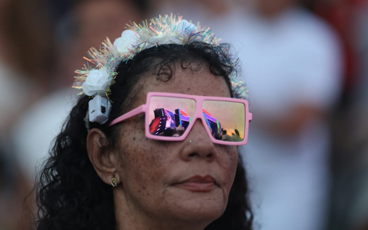 Cariocas e turistas aproveitam a Praia de Copacabana há poucas horas da virada do ano