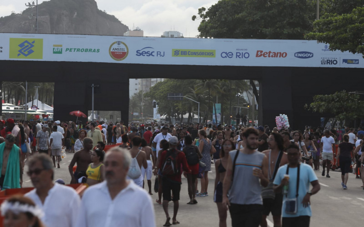 Cariocas e turistas aproveitam a Praia de Copacabana há poucas horas da virada do ano