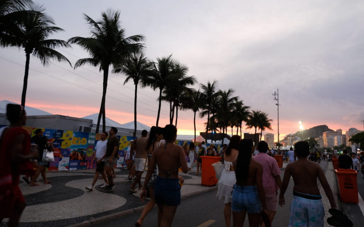 Cariocas e turistas aproveitam a Praia de Copacabana há poucas horas da virada do ano