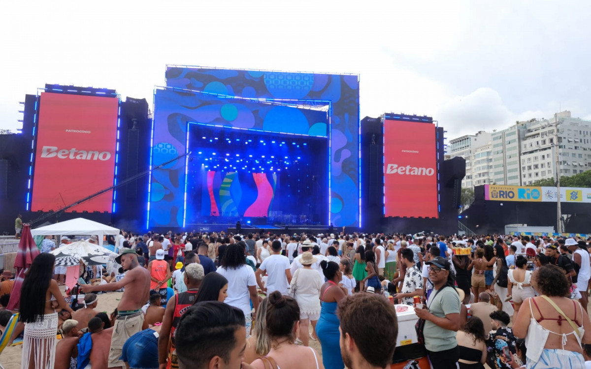Cariocas e turistas aproveitam a Praia de Copacabana há poucas horas da virada do ano