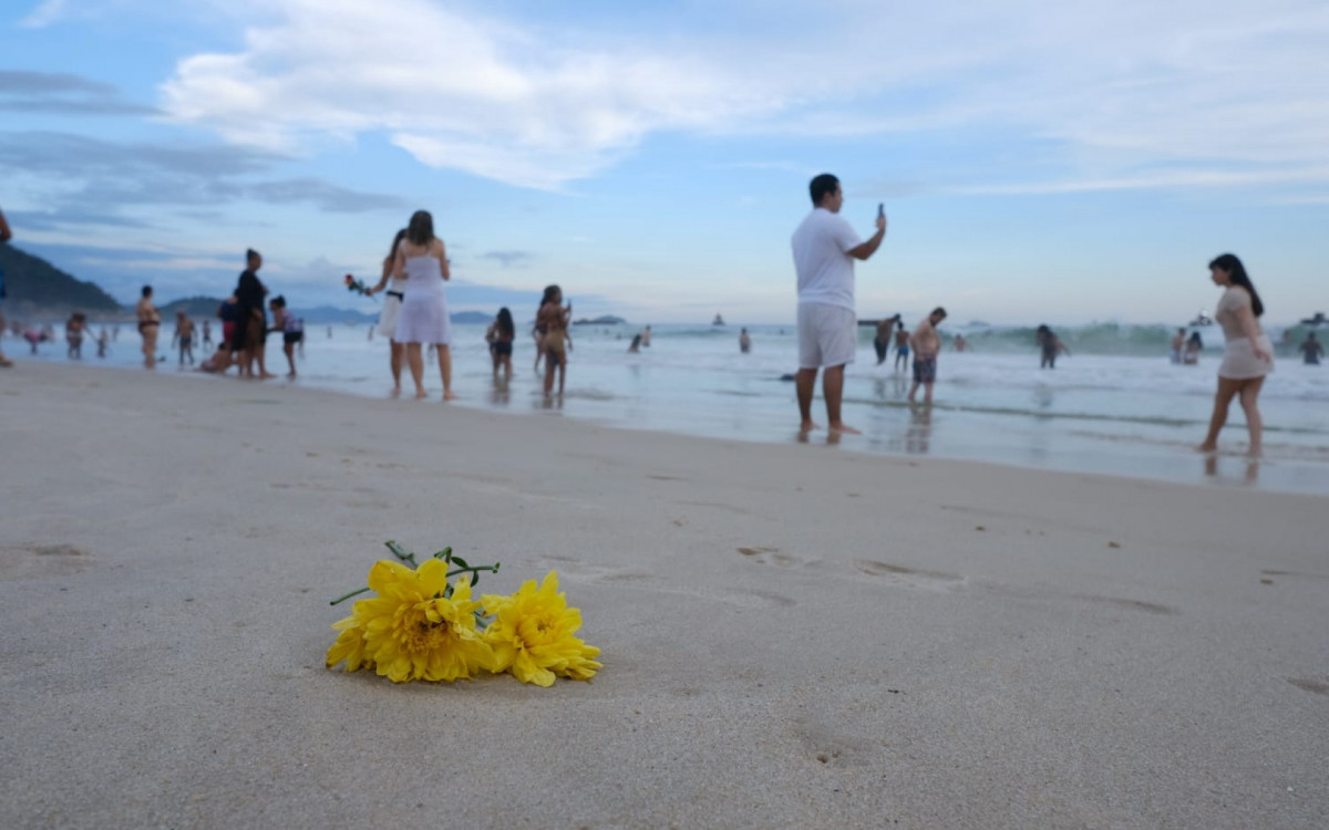 Cariocas e turistas aproveitam a Praia de Copacabana há poucas horas da virada do ano