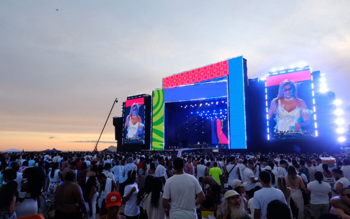 Cariocas e turistas aproveitam a Praia de Copacabana há poucas horas da virada do ano