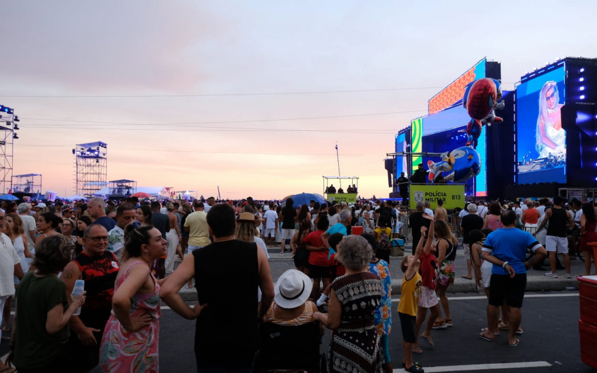 Cariocas e turistas aproveitam a Praia de Copacabana há poucas horas da virada do ano