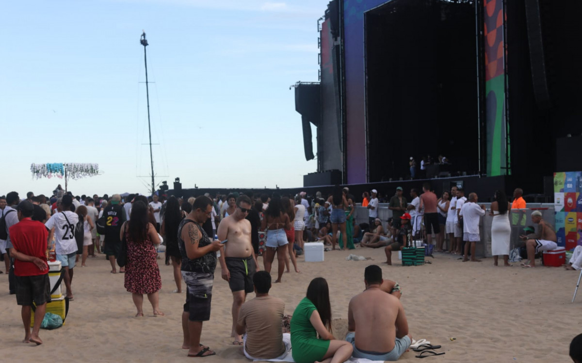 Cariocas e turistas aproveitam a Praia de Copacabana há poucas horas da virada do ano