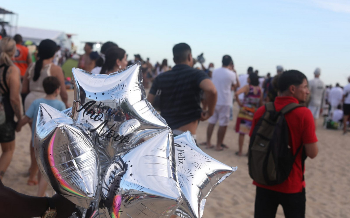 Cariocas e turistas aproveitam a Praia de Copacabana há poucas horas da virada do ano