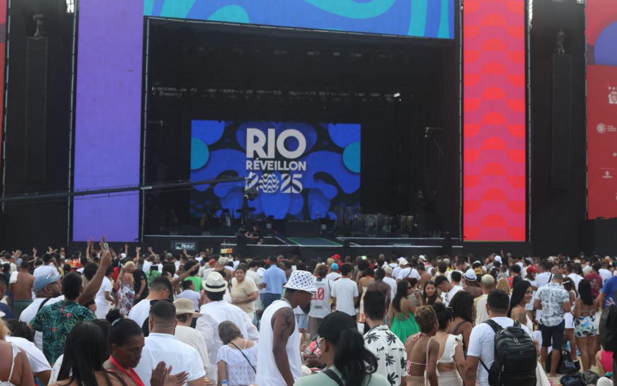 Cariocas e turistas aproveitam a Praia de Copacabana há poucas horas da virada do ano