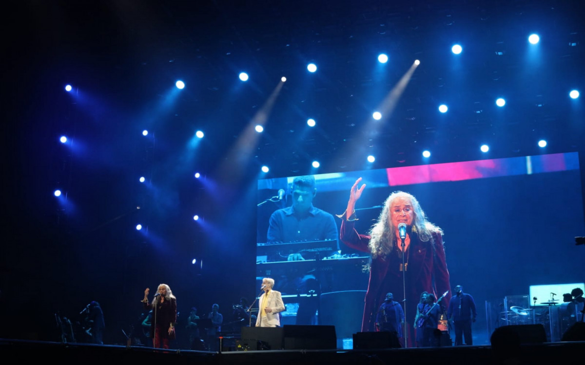 Caetano Veloso e Maria Bethânia agitaram público na Praia de Copacabana na Festa da Virada