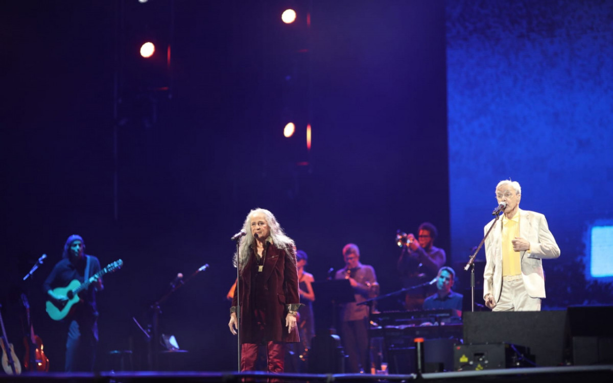 Caetano Veloso e Maria Bethânia agitaram público na Praia de Copacabana na Festa da Virada