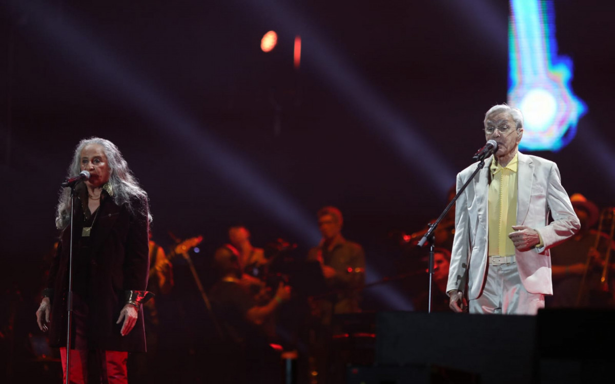 Caetano Veloso e Maria Bethânia agitaram público na Praia de Copacabana na Festa da Virada