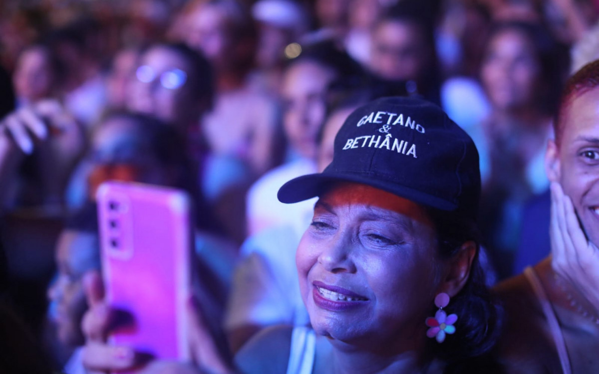Caetano Veloso e Maria Bethânia agitaram público na Praia de Copacabana na Festa da Virada