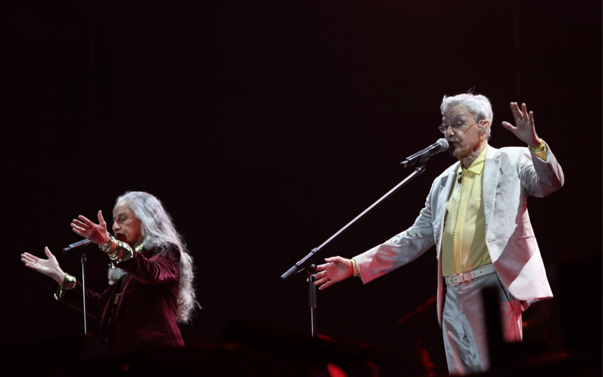 Caetano Veloso e Maria Bethânia agitaram público na Praia de Copacabana na Festa da Virada