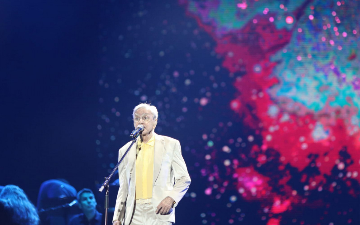 Caetano Veloso e Maria Bethânia agitaram público na Praia de Copacabana na Festa da Virada