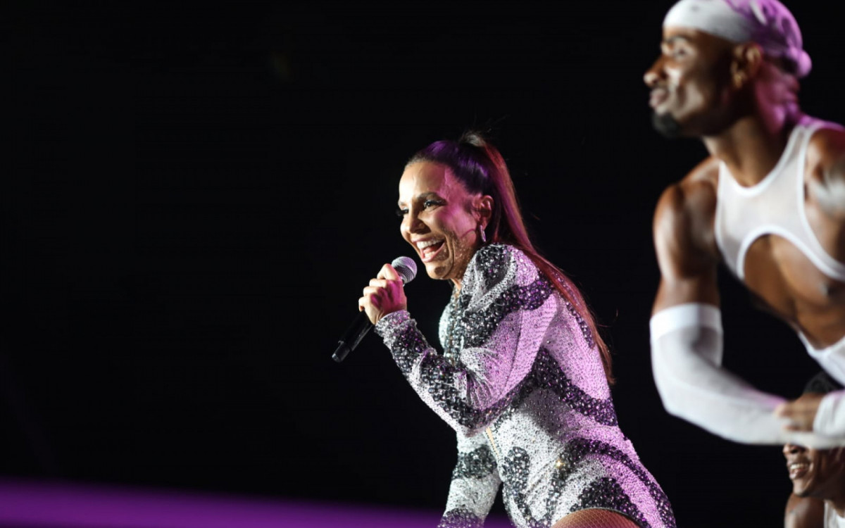 Ivete Sangalo agitou o público da Praia de Copacabana com seus sucessos 