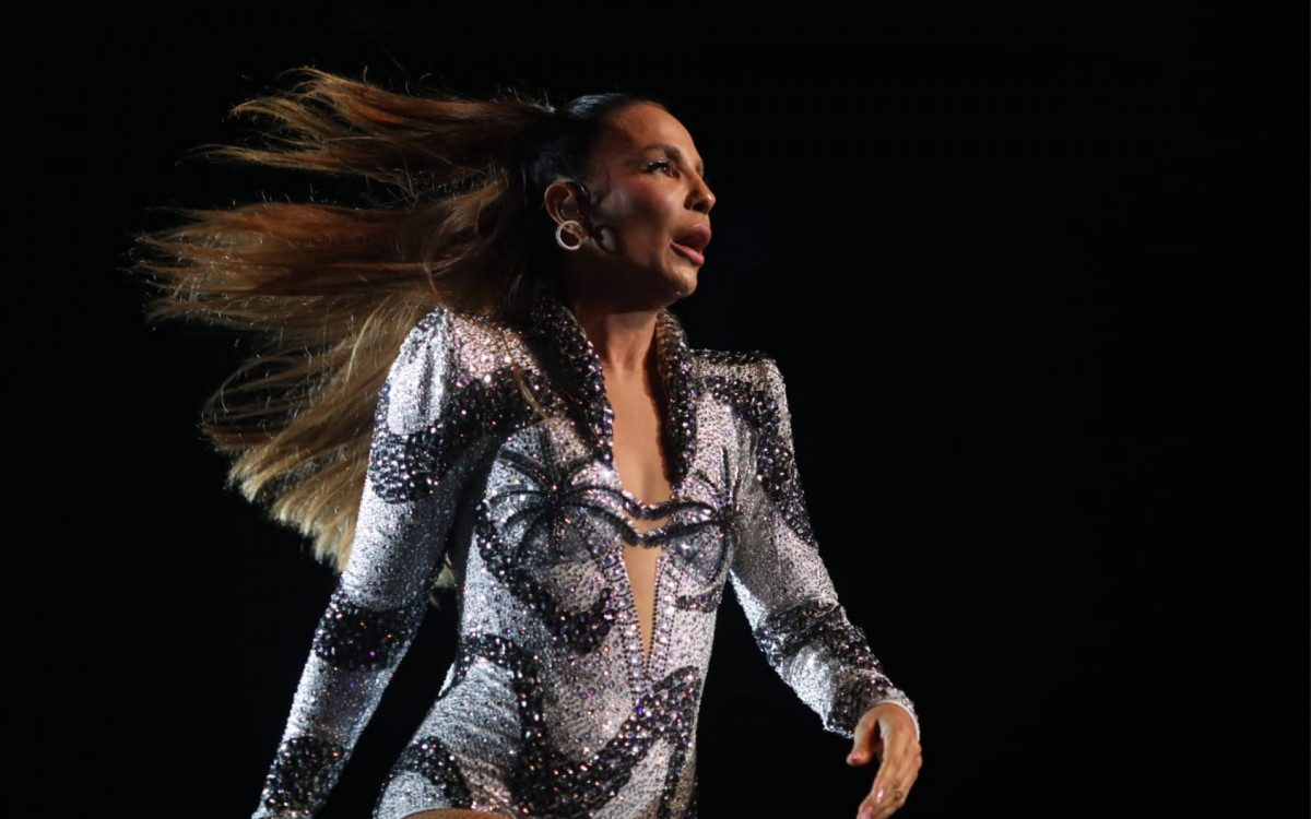 Ivete Sangalo agitou o público da Praia de Copacabana com seus sucessos 