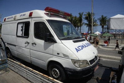 Ambulância usada para depósito de bebidas e móveis é rebocada em Copacabana