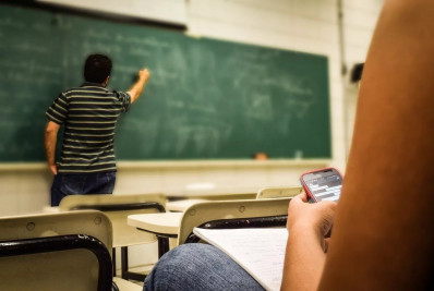 Psicóloga explica o impacto da lei que veta o uso de celulares nas escolas