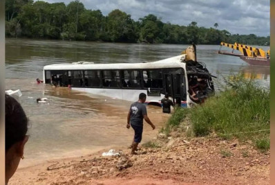 Criança morre após ônibus cair de balsa durante travessia no Pará