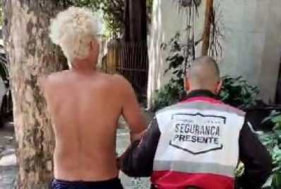 Homem é preso em flagrante após pichar estátua com símbolos nazistas no Centro