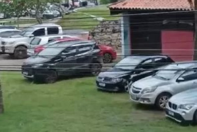 Estacionamento irregular transforma pátio do Teatro Municipal de Cabo Frio em área de conflito