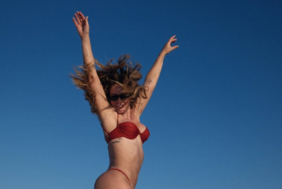 Paolla Oliveira se diverte em dia de praia com Diogo Nogueira