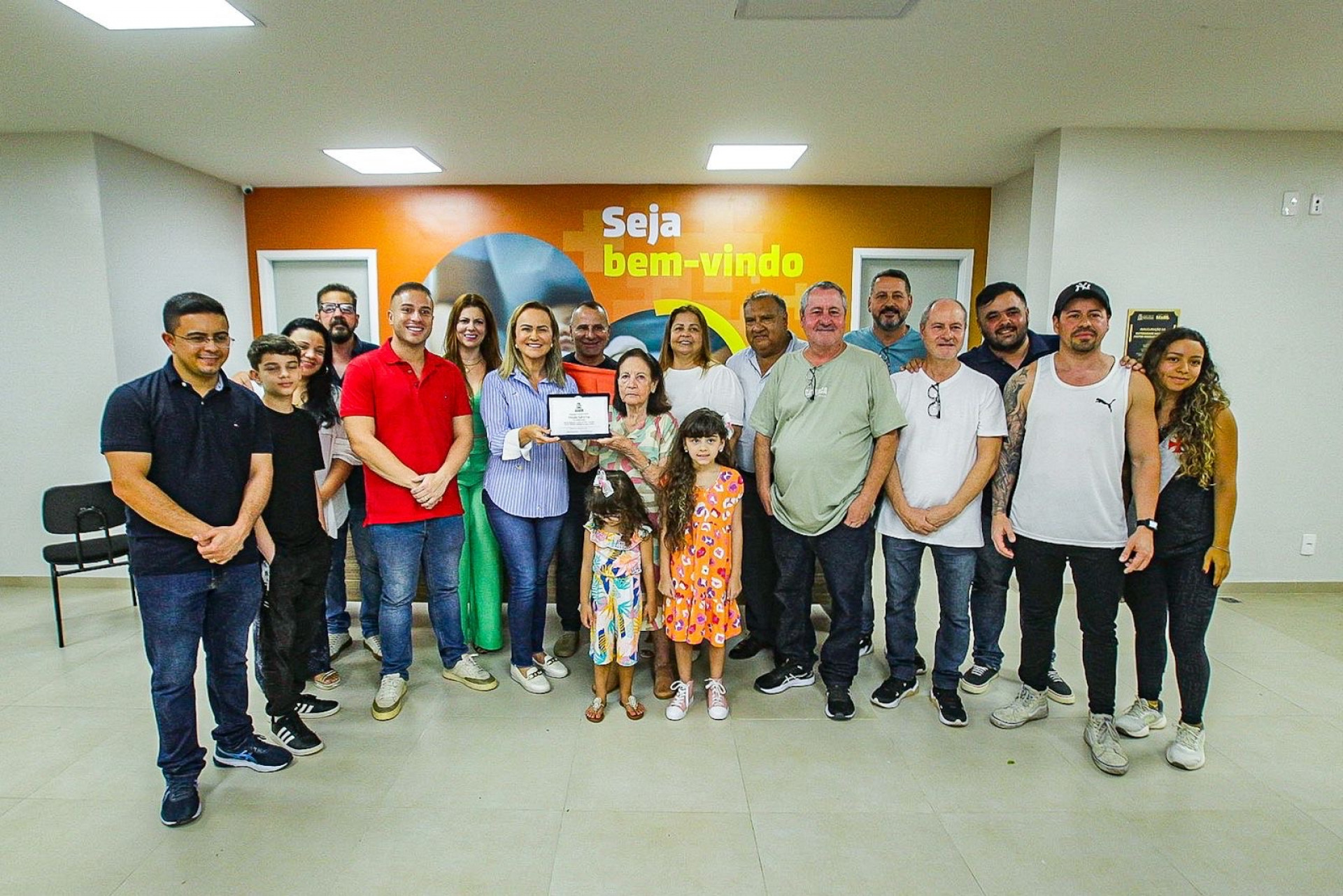 Matheus Carneiro (de vermelho), deputada federal Daniela do Waguinho (camisa listrada), Prefeito Waguinho, com médicos e familiares do homenageado na inauguração da Escola Municipal Maria Ritta dos Santos Silva  - Rafael Barreto / PMBR