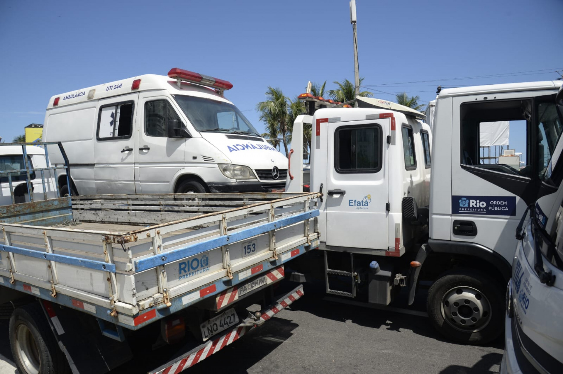 Agentes da Seop rebocaram ambulância usada como depósito de bebidas e móveis - Divulgação